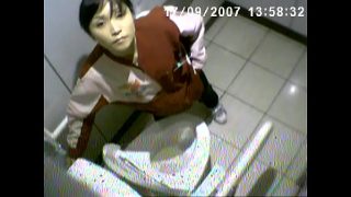 セブンイレブンの女子トイレに電波型の隠しカメラば仕掛けたやったばい！