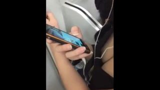 満員電車でスマホに夢中のギャル系の女の子の胸の谷間ばスマホで隠し撮りしたったい。