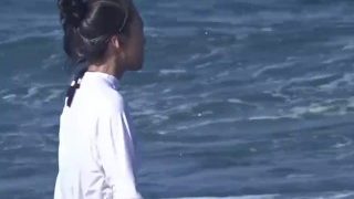 【海 盗撮】サーフィンをしていた可愛女の子がなんとノーブラで乳首丸見え