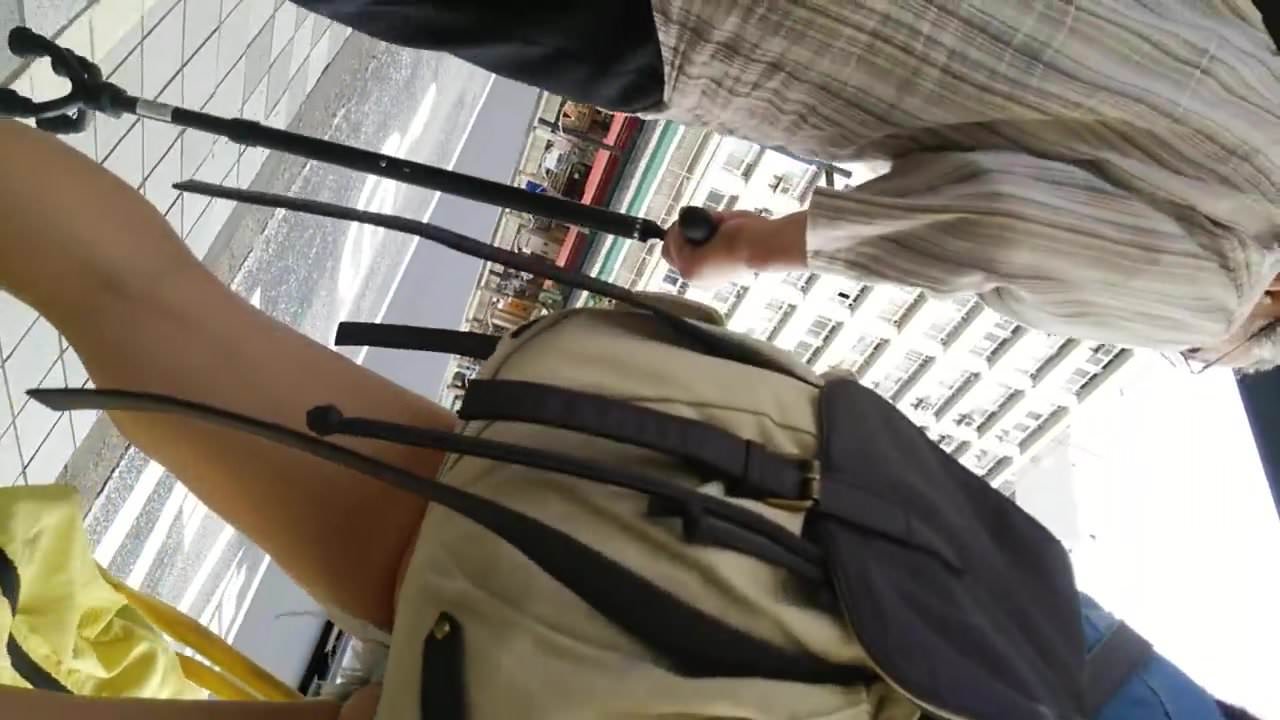 【尻 盗撮】バス亭で見つけたデニムショートパンツからはみ出すお尻を盗撮