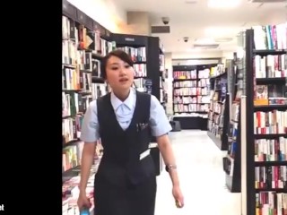 【逆さ撮り】本屋の可愛い店員さんの制服スカートの中を盗撮
