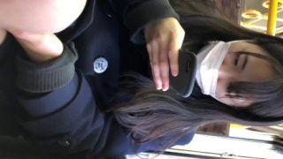 【パンチラ】対面式の座席に座っていた女子高生のモロ見え座りパンチラ