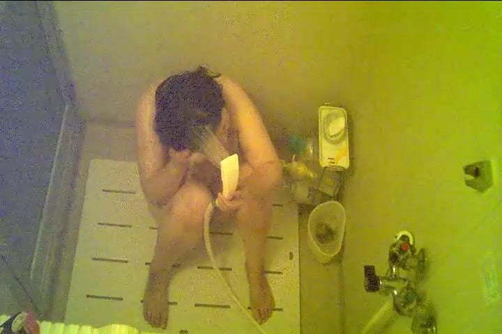 【民家】お風呂に工事業者が取りつけた隠しカメラが盗撮したブスな巨乳熟女