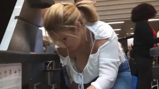【胸チラ】空港の税関で荷物整理をしている金髪おばちゃんの前かがみ爆乳胸チラ