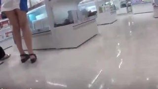 【逆さ撮り】DHCの可愛い店員さんのワンピースを逆さ撮り盗撮