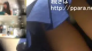 【逆さ撮り】セール中のデパートで買い物をする清楚な女性のパンティー