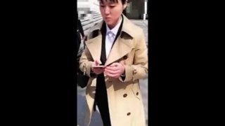 【逆さ撮り】ロングコートを着た防御が固いOLをエスカレーターでデジカメ盗撮