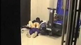 【野外】雑居ビルの最上階でセックスする高校生カップル!こんなところで!?ww