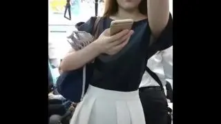 【逆さ撮り】ロングスカートの美人OLを電車で長時間逆さ撮り盗撮成功