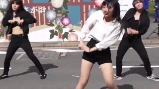 【胸チラ】ダンスサークルの1人がブラがズリ落ちておっぱいポロリ！