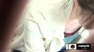 【胸チラ】ベビーマッサージに夢中で胸元がノーガードな若いママ達を盗撮