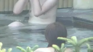 【お風呂】片乳が異様にデカイ美人なお姉さんを露天風呂で盗撮