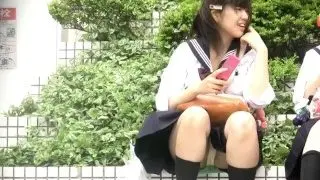 【パンチラ】強風の中セーラー服の女子高生達の座りパンチラを盗撮成功
