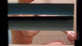 【民家盗撮】粗めのブラインドの隙間から女の子の入浴を盗撮成功