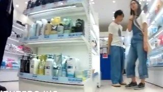 【逆さ撮り】化粧品屋の可愛いワンピースの制服を逆さ撮り盗撮