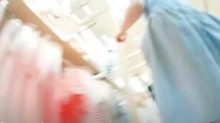 【逆さ撮り】接客中の子供服ショップの可愛い店員を背後から逆さ撮り盗撮!