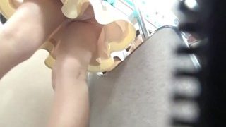 【逆さ撮り】綺麗なお姉さんのフリフリミニスカートの綺麗なパンティーを盗撮