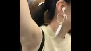 【脇フェチ】電車で綺麗なお姉さんの無毛のワキをじっくり盗撮した動画