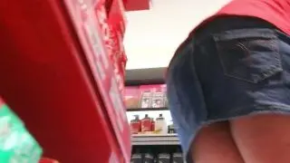 【逆さ撮り】コンビニでデニムの超ミニスカを逆さ撮り盗撮他