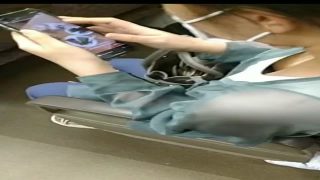 【胸チラ】新幹線でスマホに夢中なお姉さんの胸元を上からスマホで盗撮