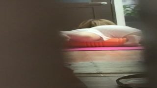 【民家盗撮】自宅で太ももをストレッチしている美尻のお姉さん