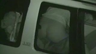 【カーセックス】ショートカットのブサイクちゃんが嬉しそうに彼氏とラブラブセックス
