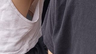 【胸チラ】タンクトップでノーブラの横乳をスマホで盗撮!