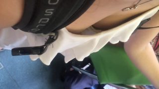 【胸チラ】電車で上から盗撮された貧乳とブラジャー
