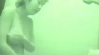 【自宅】お風呂で声を殺して激しくオナニーする美乳な娘を暗視盗撮