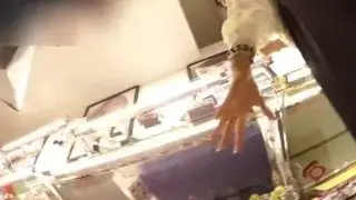 【逆さ撮り】笑顔が可愛いコスメショップの店員を接客盗撮してパンティーゲット!