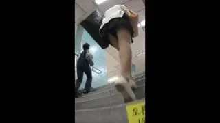 【逆さ撮り】駅で見つけたタイトなミニワンピースのお姉さんのパンティー