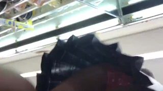 【逆さ撮り】非道なコンビニの店員が女子高生のスカートの中を盗撮