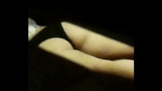 【民家盗撮】ベッドでくつろぐお姉さんの黒いパンティーの美尻を盗撮した動画