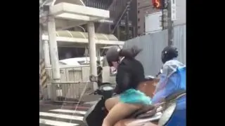 【パンチラ】バイクに乗っているお姉さんが強風でスカートがめくれてパンティー丸見えww