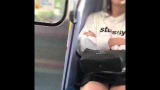 【パンチラ】電車で対面に乗っていた女子大生の足組み替えパンチラを盗撮成功