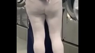 【パンティーライン】コインランドリーで熟女のレギンス巨尻を盗撮