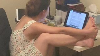 【民家盗撮】お風呂上がりに顔パックをしたままパソコンを見ているお姉さん