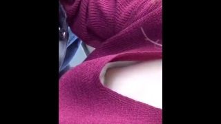【胸チラ】駅に座っていた女子大生の浮ブラの乳首チラをスマホで盗撮