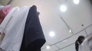 【逆さ撮り】可愛いアパレル店員のスカートを接客逆さ撮り盗撮で可愛いパンティーをゲット