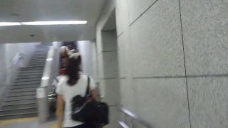 【逆さ撮り】女子高生の可愛いピンクのパンティーを逆さ撮り盗撮