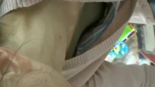 【胸チラ】買い物している前かがみの女性達の胸元を盗撮したベスト動画集