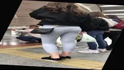 【お尻】パンティーラインが出過ぎな巨尻のお姉さんをスマホで尾行盗撮