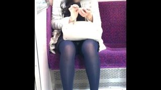 【パンチラ】電車の対面に乗っていたセレブな人妻のパンチラをスマホで盗撮