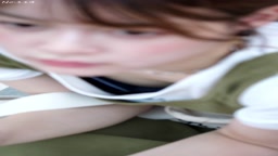 【胸チラ】激カワな女子大生の胸元を上からスマホで盗撮した動画