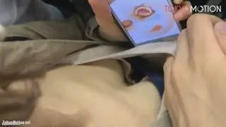 【胸チラ】満員電車で痴漢がお姉さんを強制的に胸チラさせて眼鏡カメラで盗撮 ※乳首あり