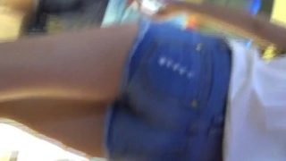 【お尻】ショッピングモールでデニムのショートパンツの美尻を尾行盗撮