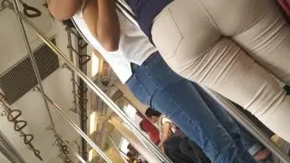 【お尻】地下鉄でプリップリの巨尻のピタパン熟女をスマホで盗撮