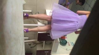【トイレ】和式便所でおしっこをするパーティードレスのお姉さん達を盗撮