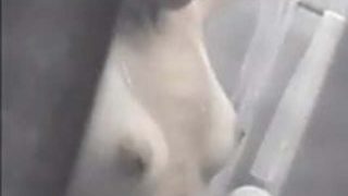 【民家盗撮】水着の日焼け跡がクッキリのお姉さんをお風呂の窓から盗撮