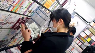 【逆さ撮り】本屋で立ち読みしている地味な女性の黒パンティーを盗撮